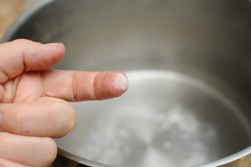 Když po mytí zůstane povlak na hrncích nemusí se jednat o vodní kámen, ale spíše o zbytky prášku/tablety - a to chcete mít v polévce?