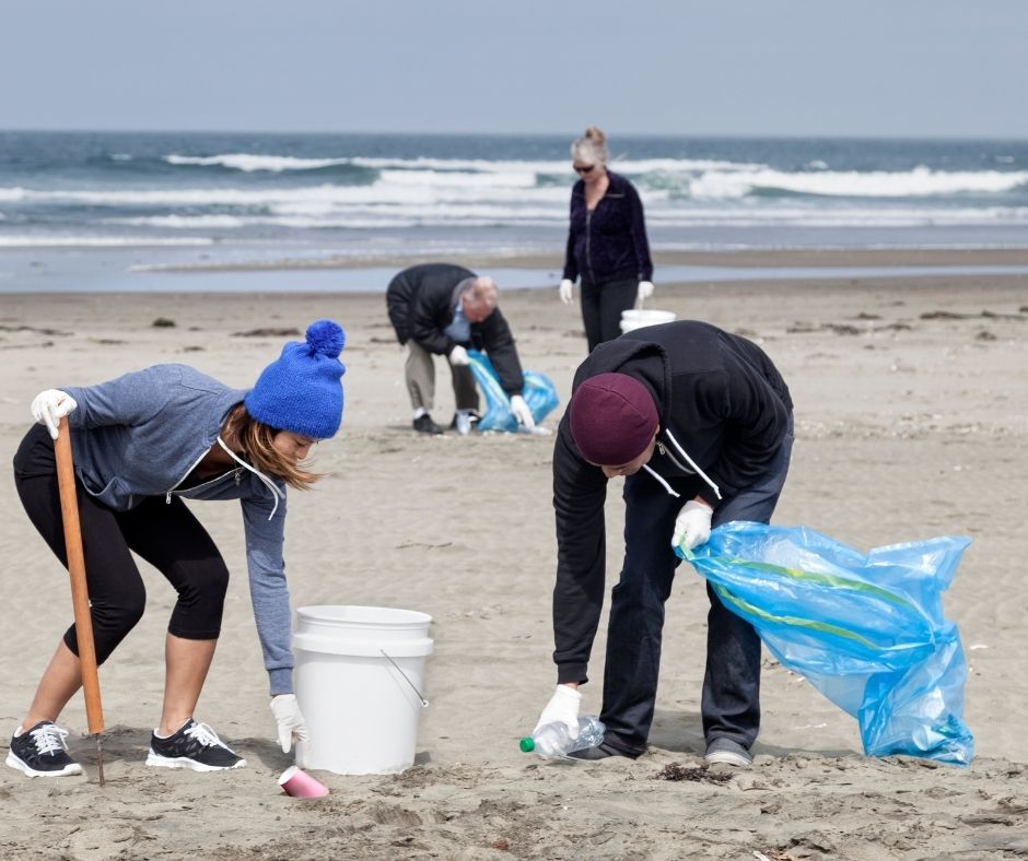 Sběr plastů z pláží, nebo lovení plastů z řek je způsob prevence vniknutí těchto plastů do moří, kde by se začaly rozkládat. 