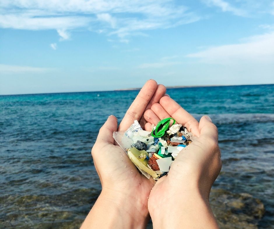 Zbytky plastů vylovené z moře.